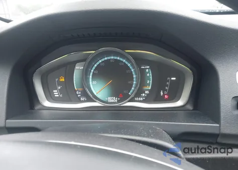 2016 Volvo V60 Cross Country T5 z USA, uszkodzony, nr VIN YV4612HKXG1011842